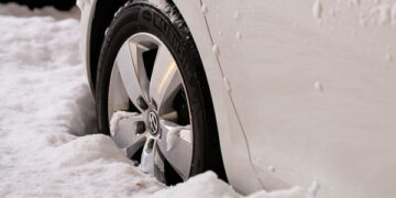 Машина застрягла у снігу